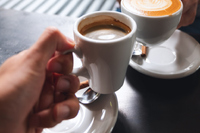 研究：咖啡喝太多與「幸福感下降」有關！一天超過4杯當心「8大副作用」
