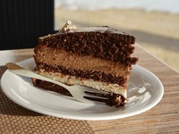 巧克力蛋糕熱量高！吃一片要散步62分鐘　每天運動可延壽3年