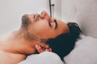 男生睡覺特殊習慣手放「那裡」原因曝：本能防禦、保溫作用