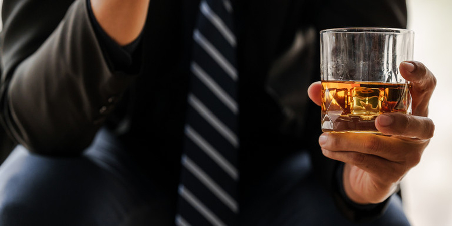 年末想「喝一杯」放鬆？專家曝真相：過量酒精反而使「情緒更緊繃」