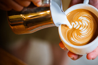 拿鐵比美式更健康？ 研究證實：咖啡加牛奶「抗發炎」效果翻倍