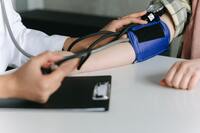 高血壓8人有1個漏診！　專家：測血壓「雙臂都要量」、數值較高者為準