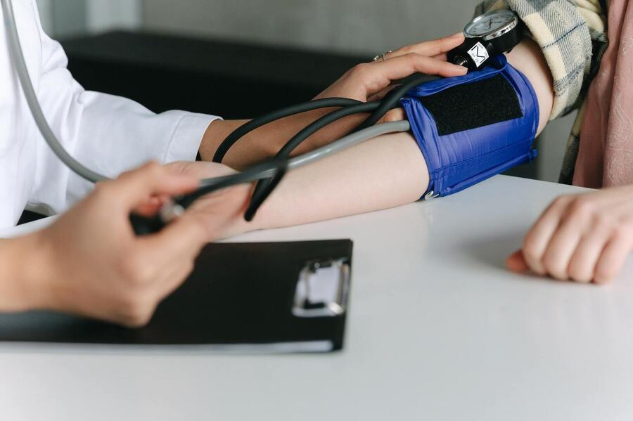 高血壓8人有1個漏診！　專家：測血壓「雙臂都要量」、數值較高者為準