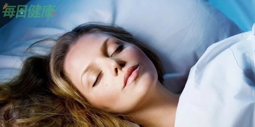在全暗房間睡覺不易變胖！打造健康「臥房布置方法」 ，保護腸道與腦部