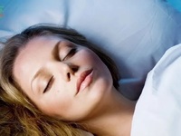 在全暗房間睡覺不易變胖！打造健康「臥房布置方法」 ，保護腸道與腦部