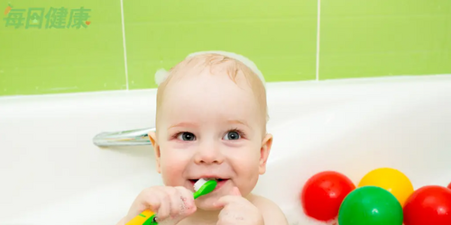 牙齒沒長齊也要刷牙！爸媽與寶寶「膝對膝潔牙」、每半年塗氟防蛀牙