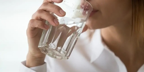 喝水能瘦身是真的！專家曝「最佳飲水溫度」有益健康