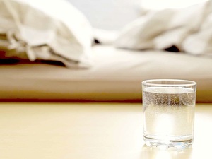 睡前不喝水，小心「腦中風」、「心肌梗塞」：專家透露睡前喝水秘訣，這樣喝，杜絕「血管缺水」！