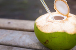 一杯「椰子水」就有「5種健康效益」，夏日這樣喝椰子水，消暑又享瘦。