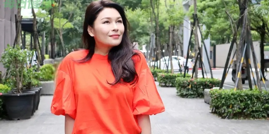專訪／走著走著就傻笑！「話題女王」嚴淑明分享克服壓力與養生秘訣