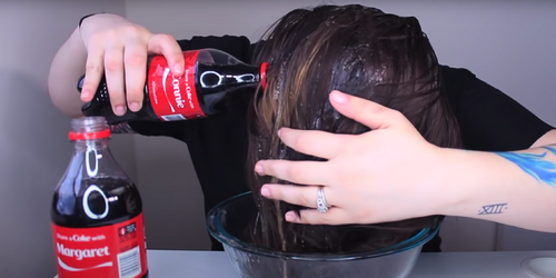 「可口可樂洗頭法」真的有效嗎？　網紅實驗揭露令人驚訝的結果！
