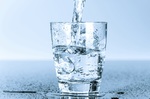 「溫水排毒」挑對時間喝才有用，小心「牛飲傷腎」，六大喝水「黃金時機」，這樣喝，排毒最暢通！