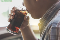 碳酸飲料是入門毒品？　研究示警：每日飲用的兒童傾向嘗試酒精、衝動、記憶力差