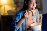 晚餐最好提早吃！研究：9點才吃晚餐腦血管風險暴增28%夜間禁食時間愈長愈健康？