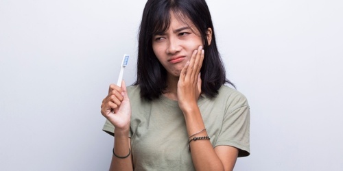 牙齒變長、刷牙常吐血？ 醫示警：不是牙齒逆生長！「4症狀」恐為牙周病變警訊