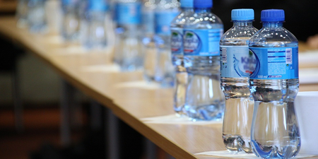 「瓶裝水」比一般水來得更健康？小心喝進「重金屬」與「塑化劑」！秒懂「正確煮水法」別讓水分子變毒分子！