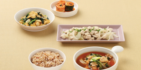 晚餐豐盛又助消化「菠菜湯 + 炒雞肉」讓你的腸胃乾淨又順暢！
