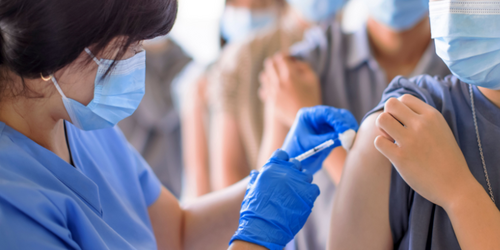 年末別得流感！ 出國、看演唱會「計畫恐全泡湯」， 青壯年快打疫苗守住假期