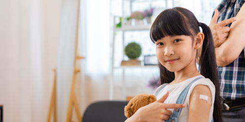 阿公阿嬤免驚！流感疫苗「80年安全驗證」，打一針護全家、聚會更安心