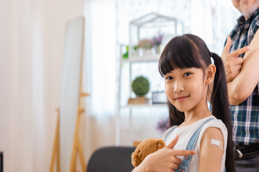 阿公阿嬤免驚！流感疫苗「80年安全驗證」，打一針護全家、聚會更安心