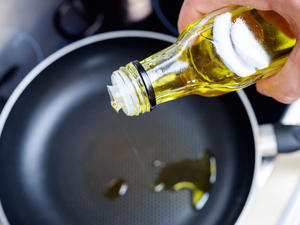 「包裝瓶」上隱藏可怕玄機！「5種煮法」千萬別用橄欖油，原來有80％的進口橄欖油是「假」的！
