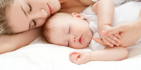 寶寶睡醒如果沒有哭鬧，就不要將寶寶抱起來！9 妙招培養寶寶有規律的睡眠時間