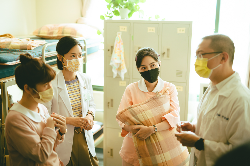 彰化秀傳醫院的醫師參與指導,鍾瑶說:「醫生們都超級熱情!」。/國際橋牌社