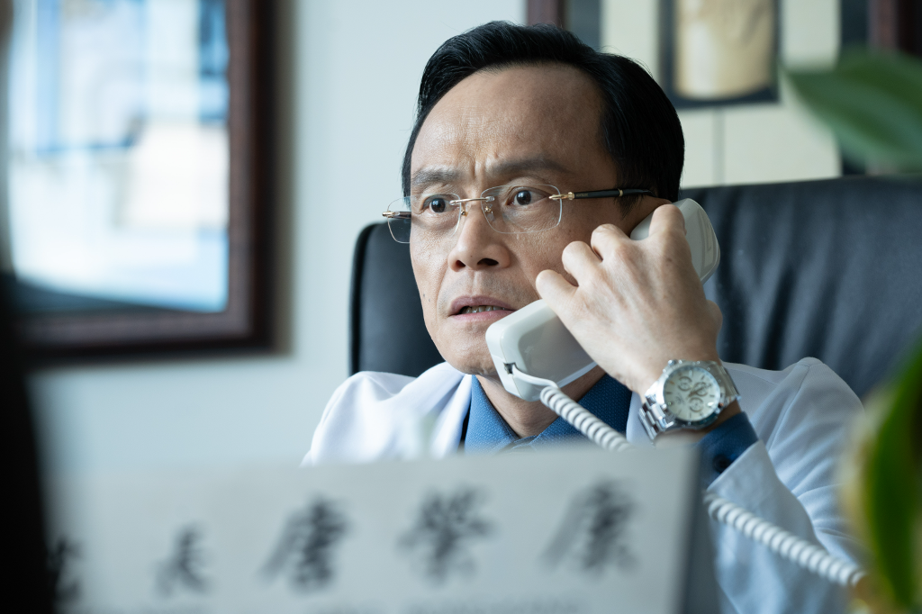 飾演博愛醫院院長唐榮康的金獎影帝陳以文。