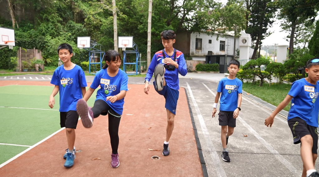 與孩子相處的秘訣,洗菜說要做他們的朋友而不是大人,才能走進他們的心房。/《敢動應援團》粉絲團