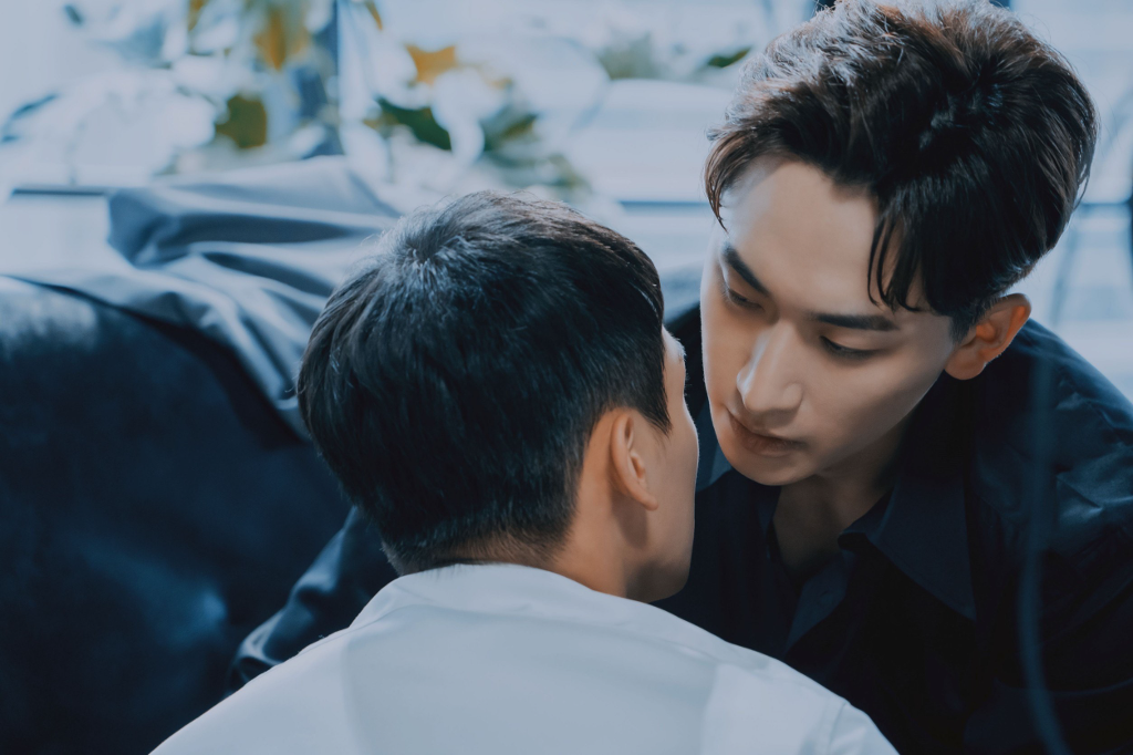 蕭鴻說在沙發上睡著,近距離看到總經理,當時後嚇到往後退,把我拉回來的這一個舉動,那種氛圍真的有一種霸總的氛圍。/三立