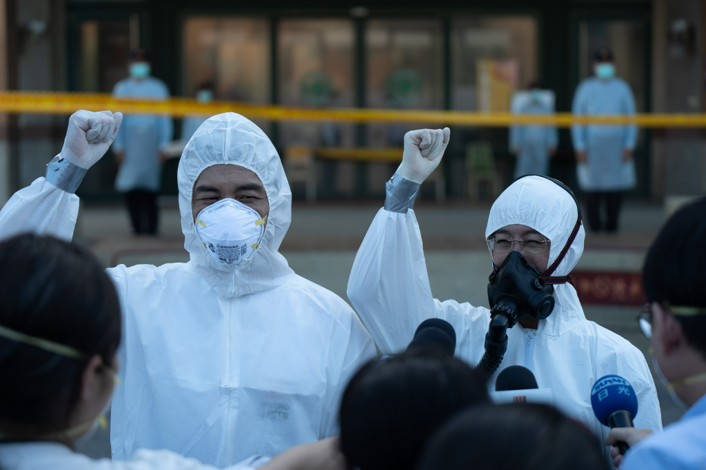 有些醫院或醫護人員為了應付評鑑,甚至不得不虛應故事或造假,危及醫療品質。