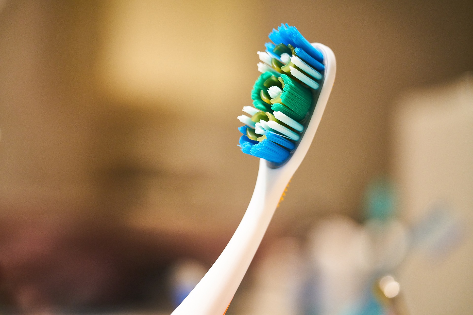 多久該換一次牙刷？「4情況」趕快換　放太久恐吞細菌