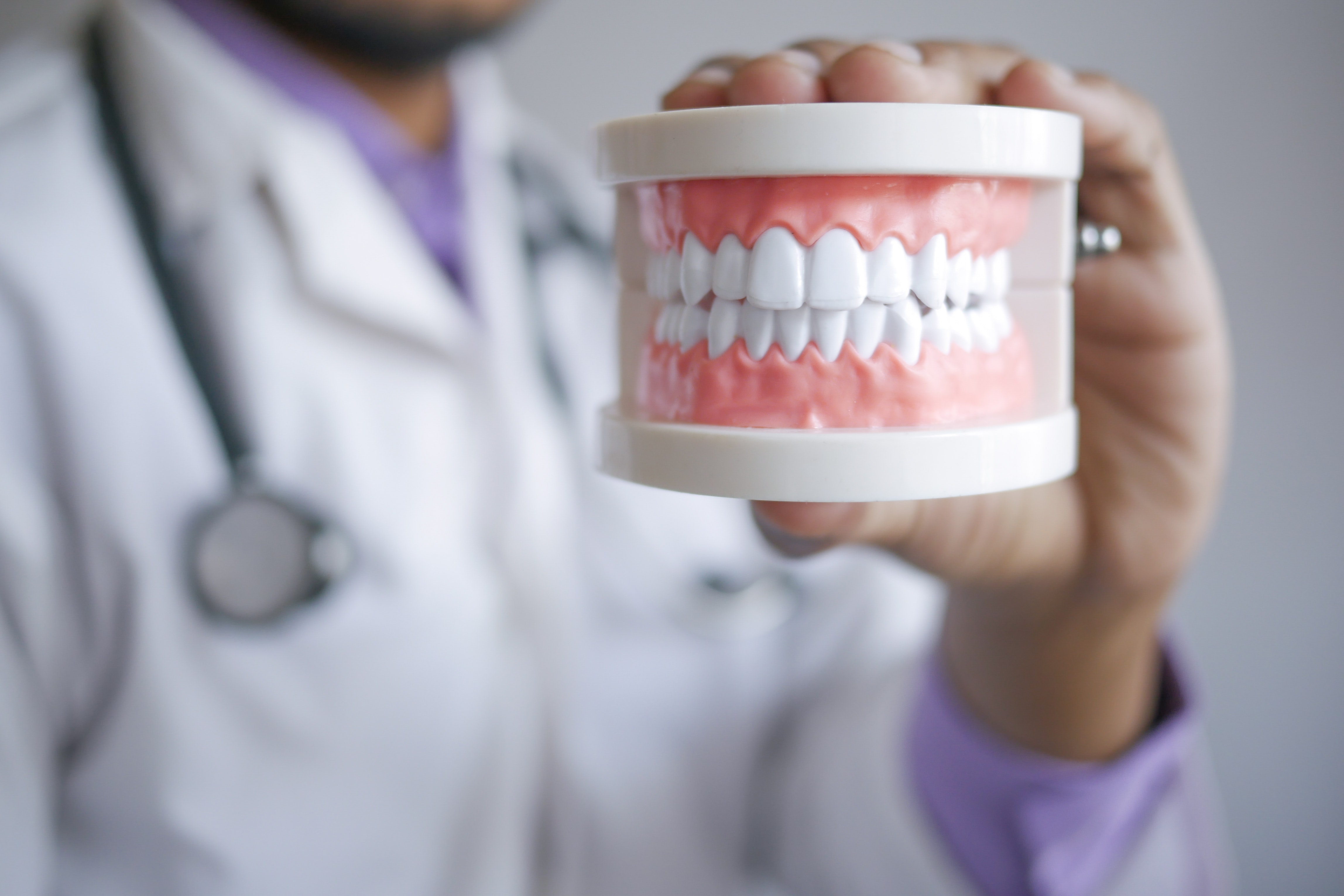 假牙種類多，該選哪個好？牙醫分享3種假牙優缺點