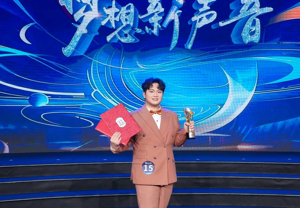 朱建楷憑藉穩健台風與流暢口條，一舉奪下「最佳新秀獎」。(圖/福建海峽衛視提供)