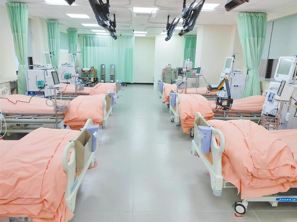 健保署推動「全民健保居家血液透析試辦計畫」，且自今年6月起，將居家血液透析納入給付，支付標準比照醫院，並額外提供居家訪視費、視訊診療費。示意圖為洗腎中心。